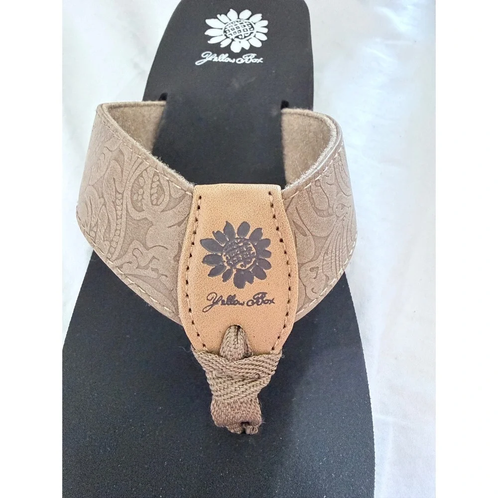 Yellow Box Kynlee Womens Sz 6.5 M Taupe Black Tooled Thong Platform Sandals - Picture 3 of 11